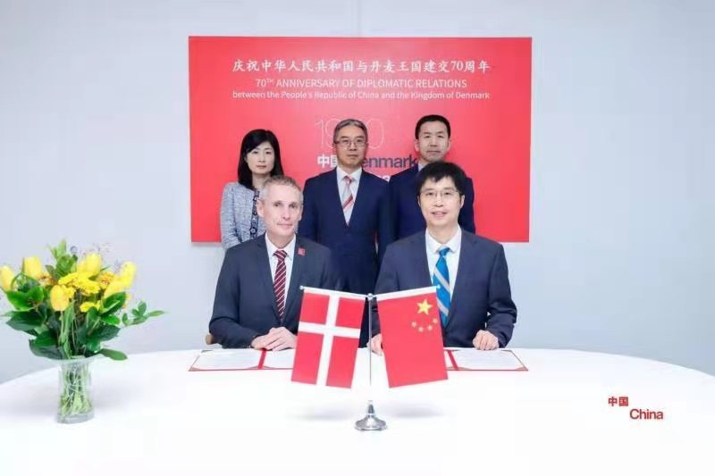 签约.jpg 签约.jpg