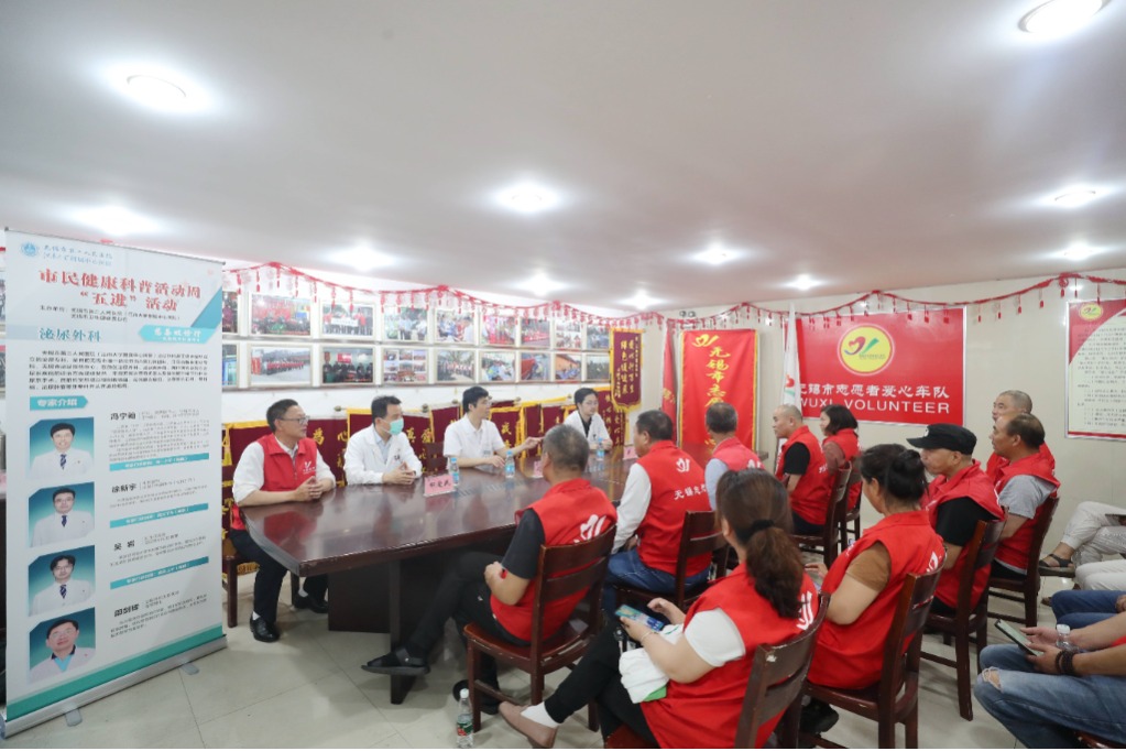 致敬城市行者!市二院泌尿外科走进爱心车队义诊受欢迎.jpg 致敬城市行者!市二院泌尿外科走进爱心车队义诊受欢迎.jpg